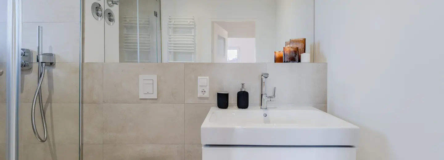 Modernes Bad mit Dusche und Waschtisch