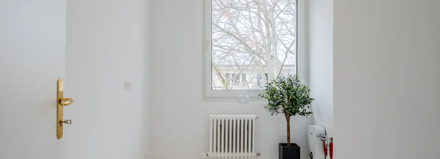 Küche mit Fenster und Einbaugeräten