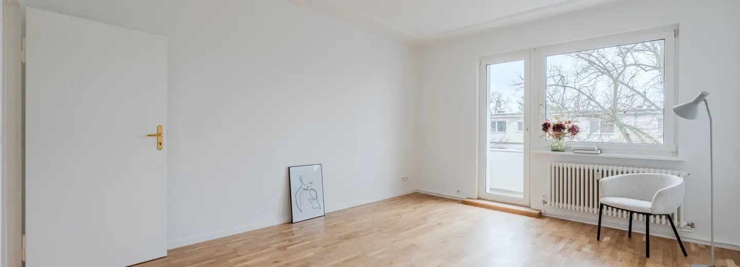 Wohnzimmer mit Balkontür, Parkett und Stuckdecke