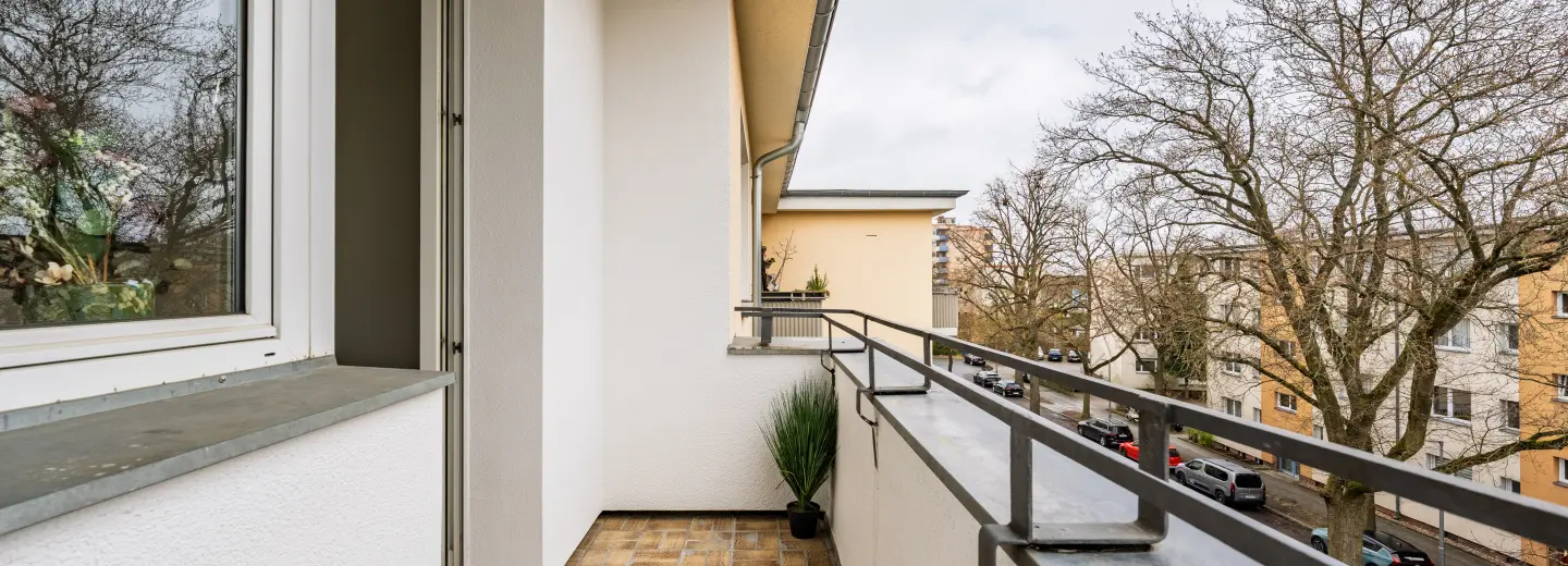 Balkon mit Blick auf die ruhige Straße