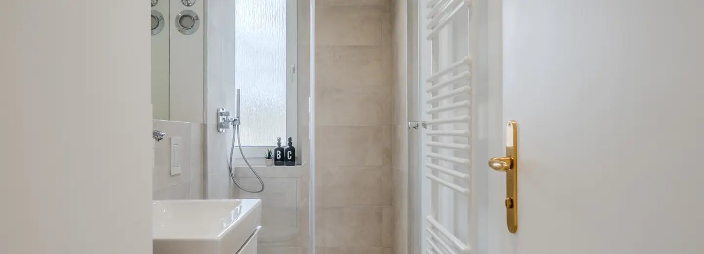 Modernes Bad mit Dusche und Waschtisch