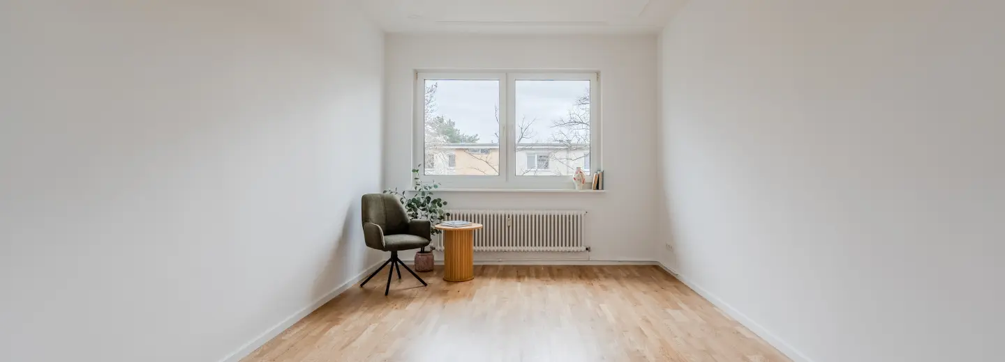 Schlafzimmer mit Fenster und Parkett