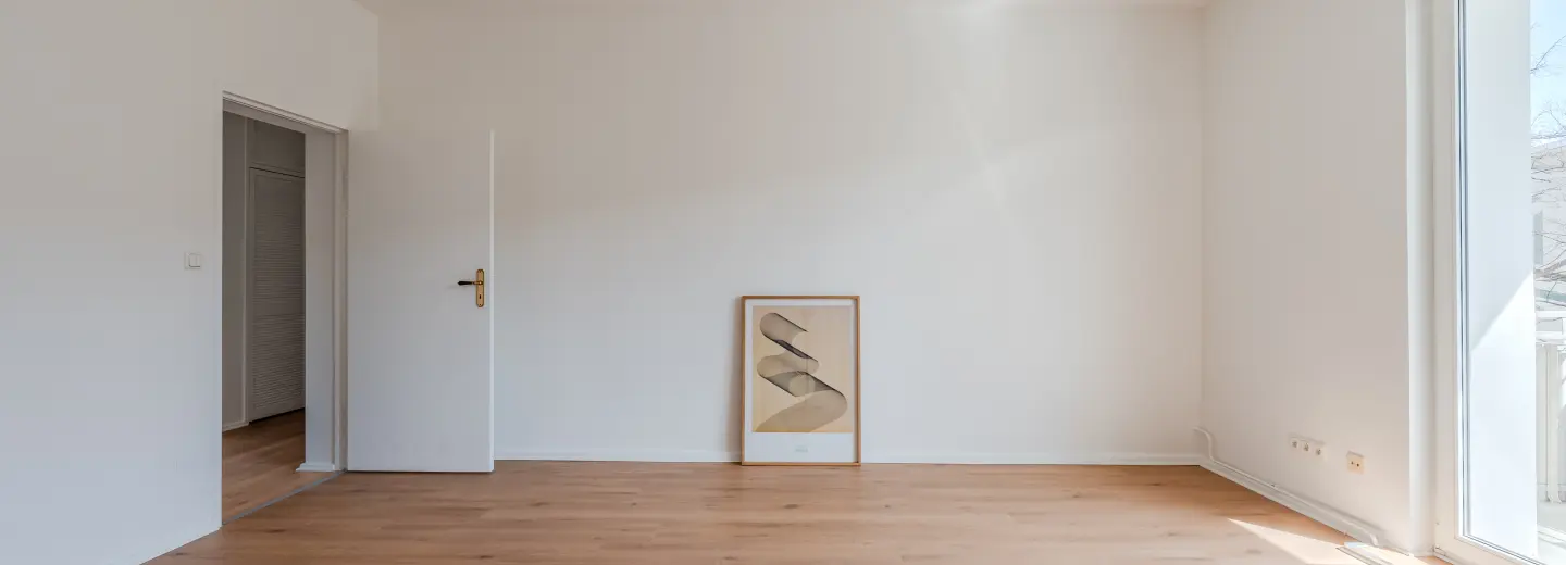 Wohnzimmer mit Parkett und Balkontür