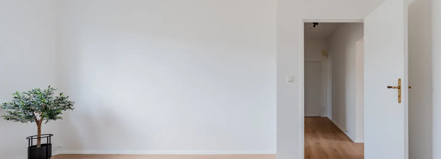 Schlafzimmer mit Blick zur Tür