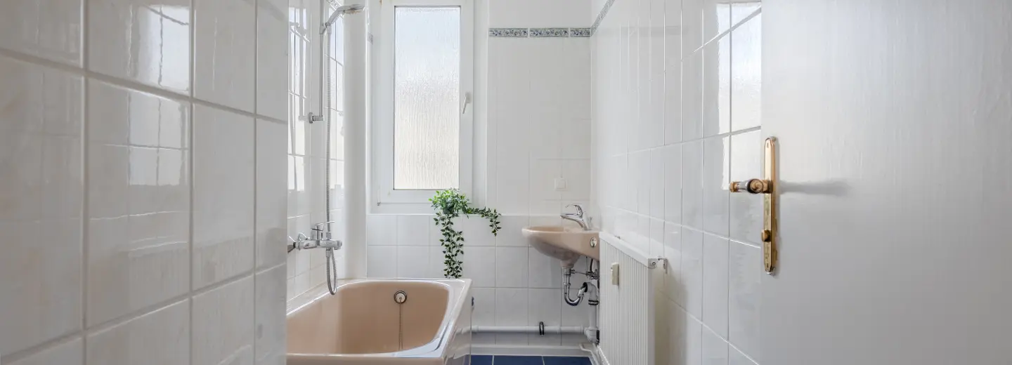 Bad mit Wanne und Fenster