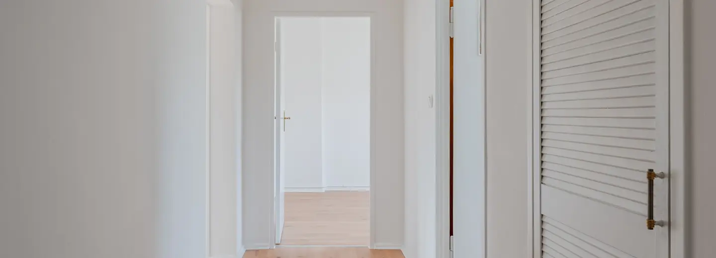 Flur mit Blick zu den Zimmern