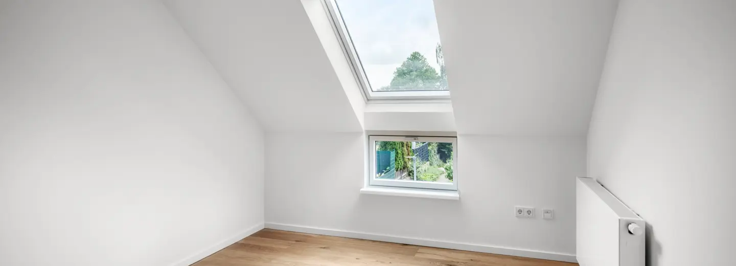 Weiteres Dachzimmer mit Dachfenster