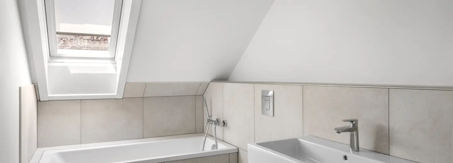 Modernes Bad mit Badewanne und Waschtisch
