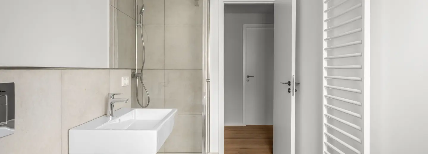 Bad mit Dusche und Waschtisch