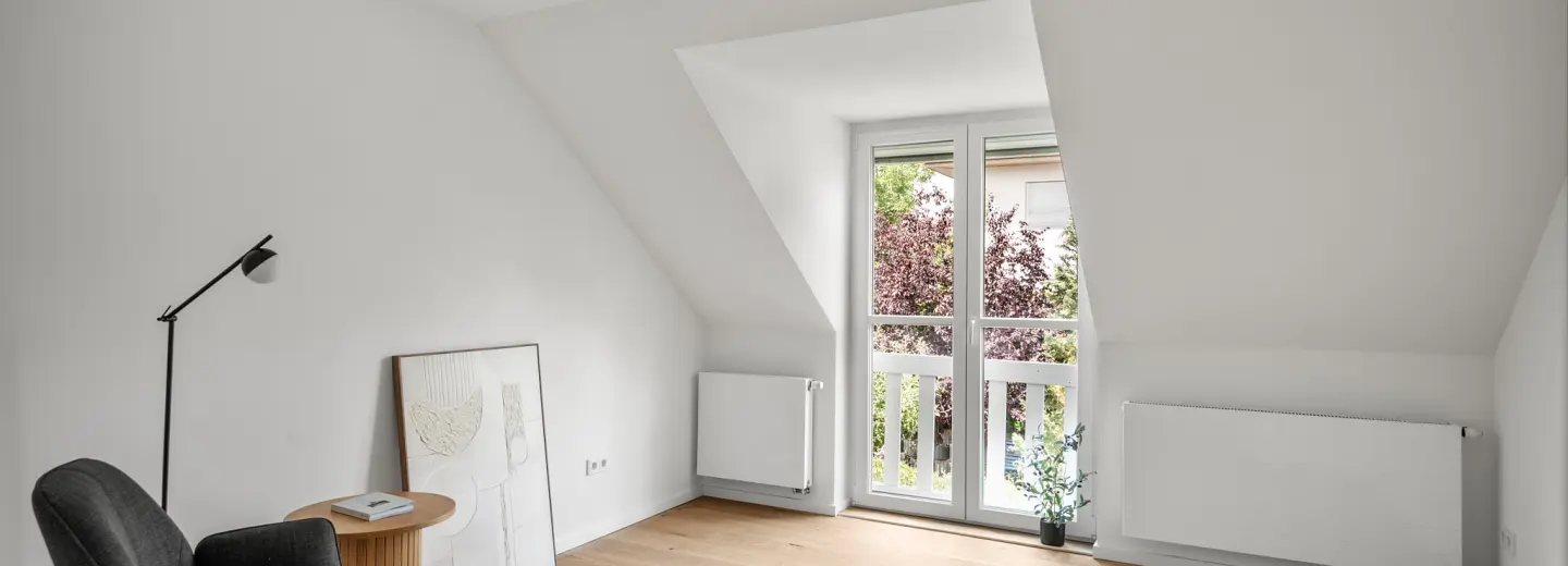 Dachzimmer mit bodengleichem Fenster