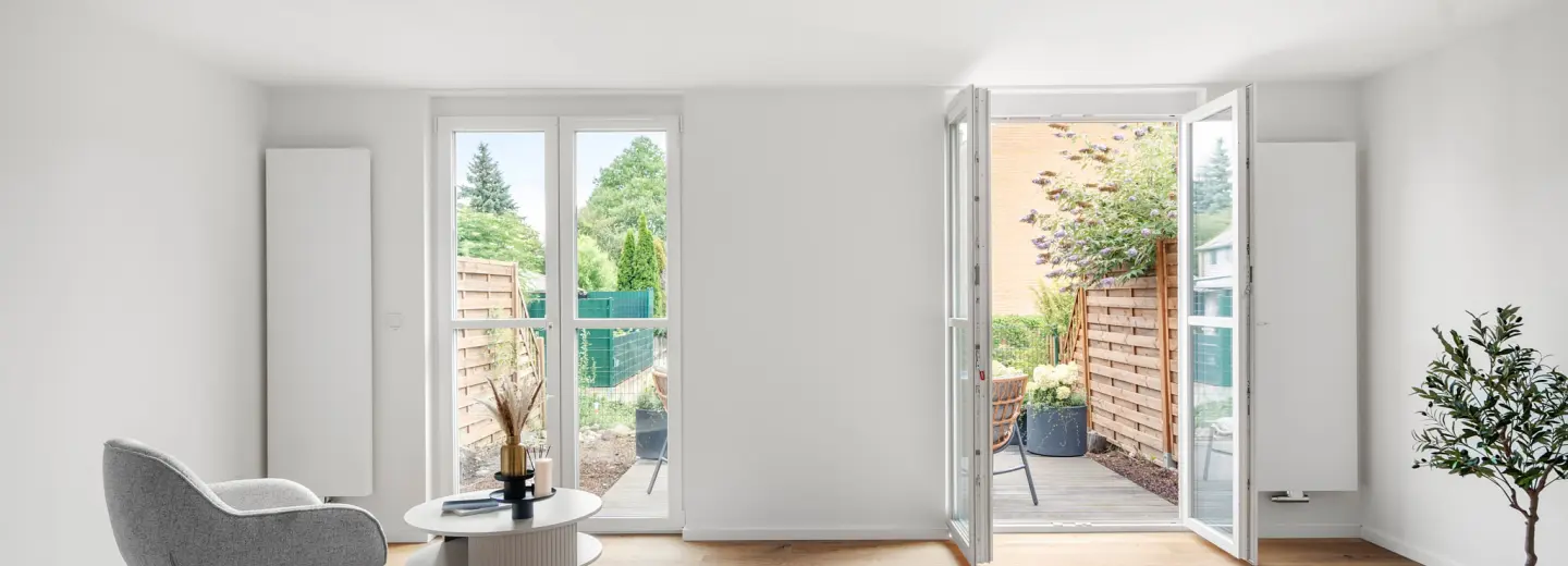 Wohnbereich mit Terrassenzugang und Eichenparkett