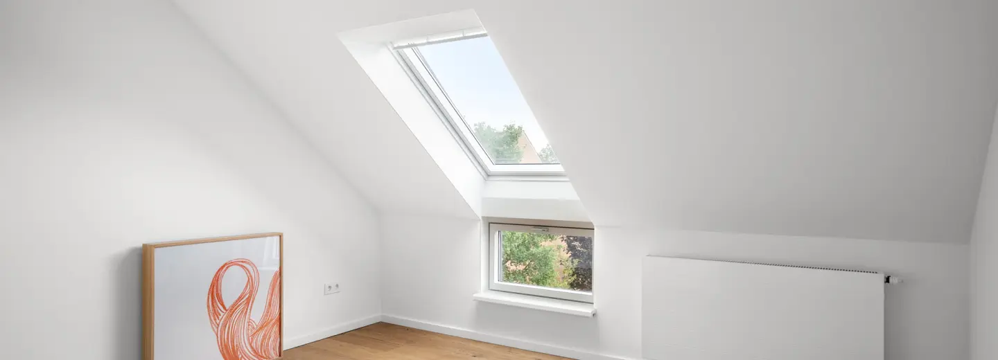 Weiteres Dachzimmer mit Fenster und Schräge