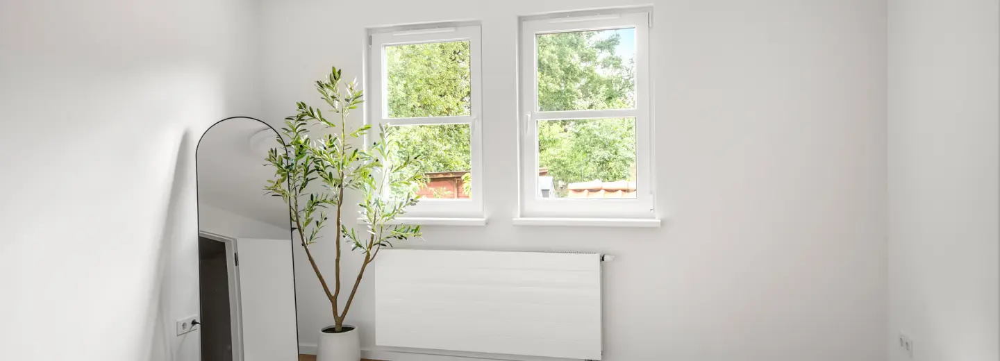 Schlafzimmer mit zwei Fenstern