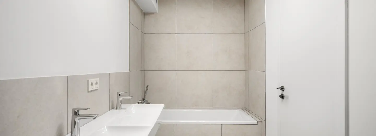 Bad mit Doppelwaschtisch und Badewanne