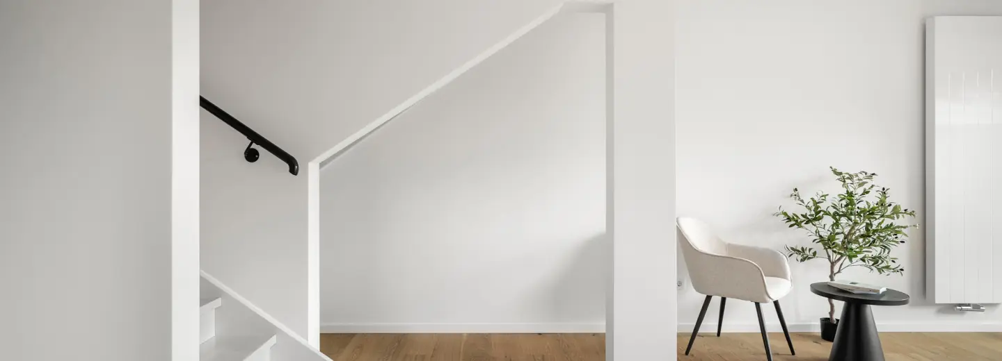 Wohnbereich mit Treppe und Eichenparkett