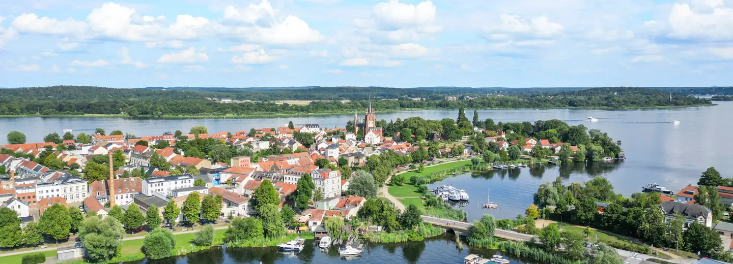Luftbild am Wasser