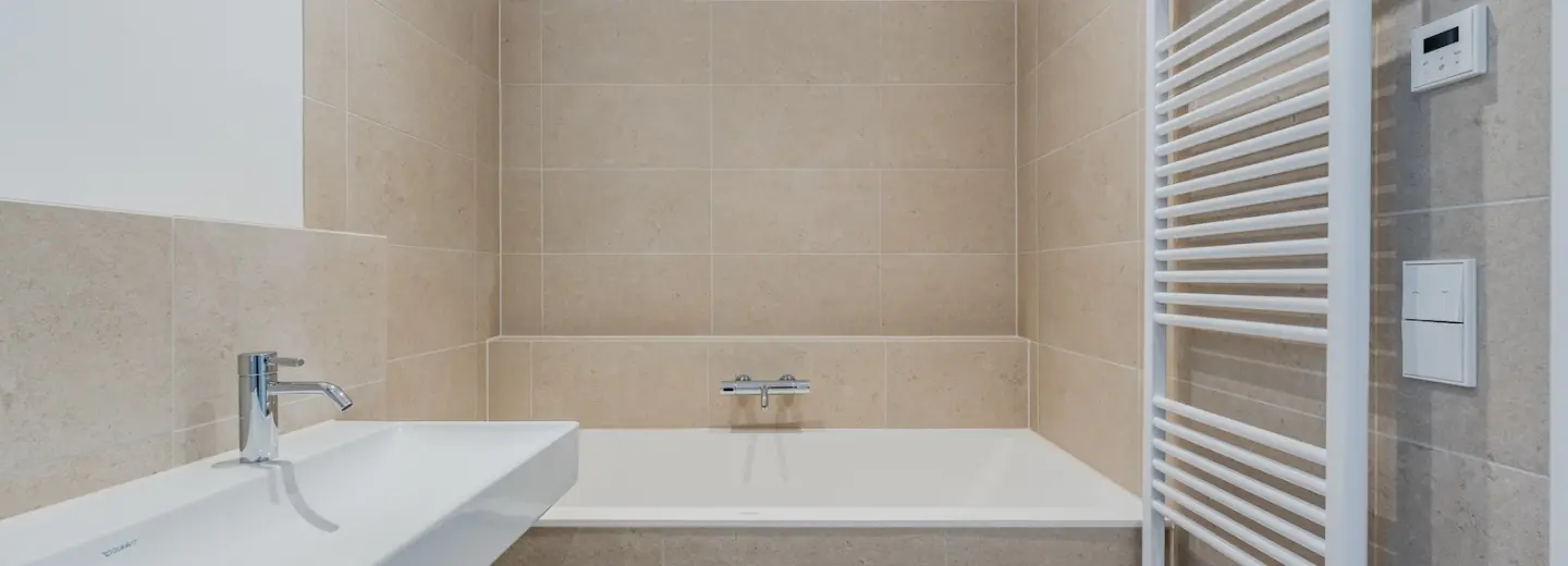 Wannenbad in Naturtönen