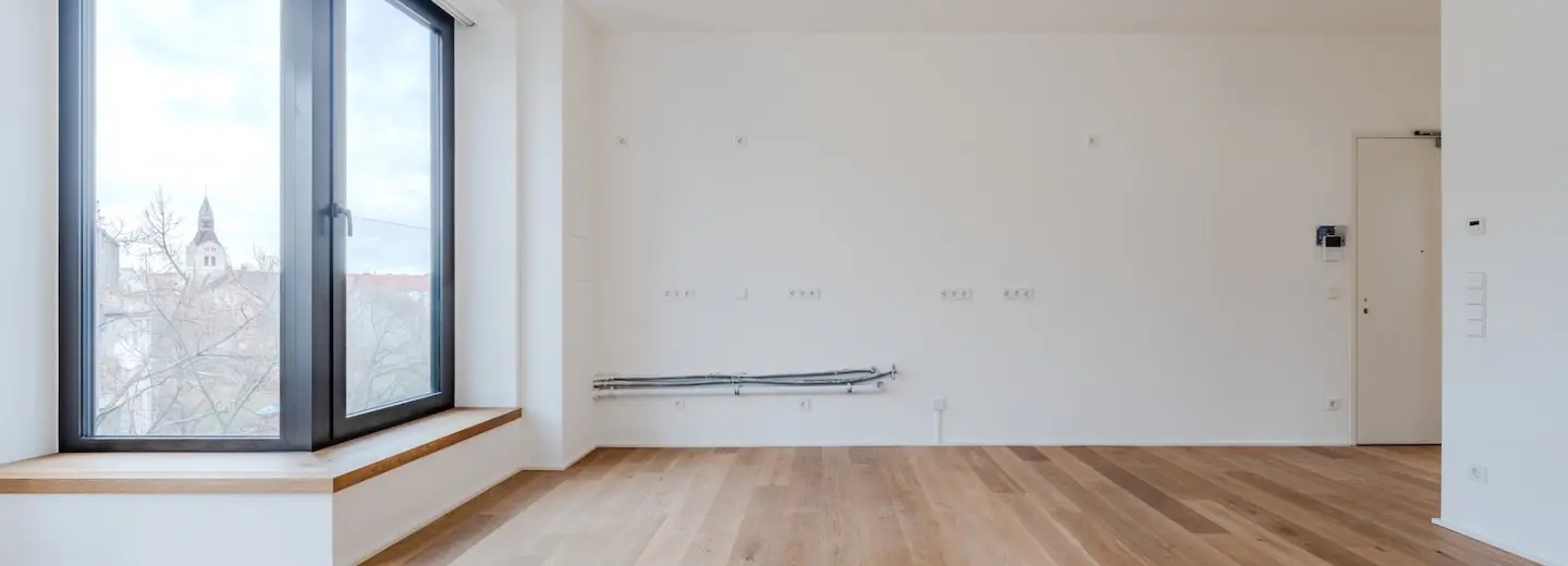 Wohn- und Küchenbereich mit Eckfenster