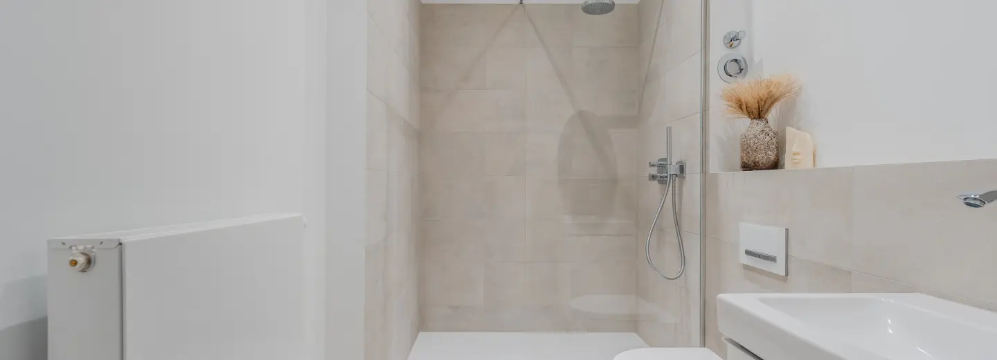 Modernes Badezimmer mit zeitloser Gestaltung