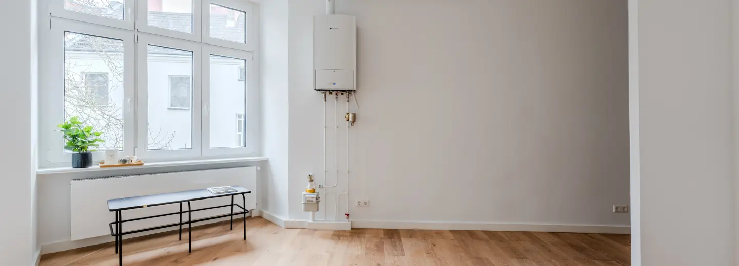 Lichtdurchflutete Wohnküche mit Altbaufenstern