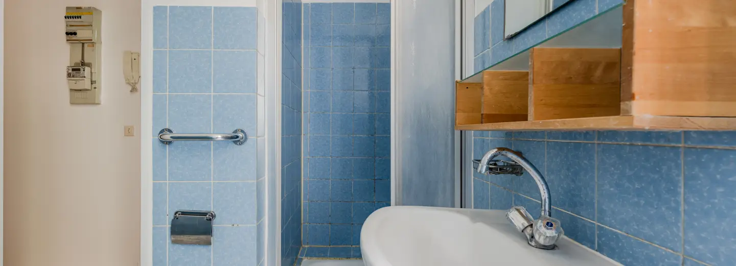 Bad mit Dusche und Fenster