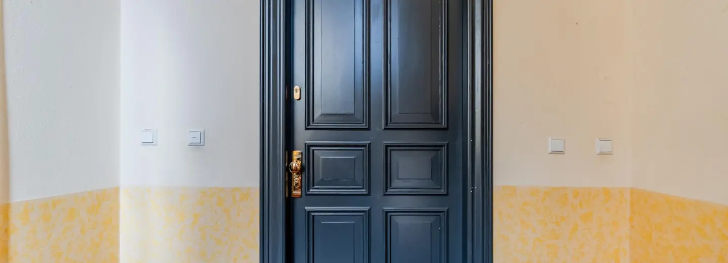 entrance-door-black-berlin-altbau-mariendorfer-damm