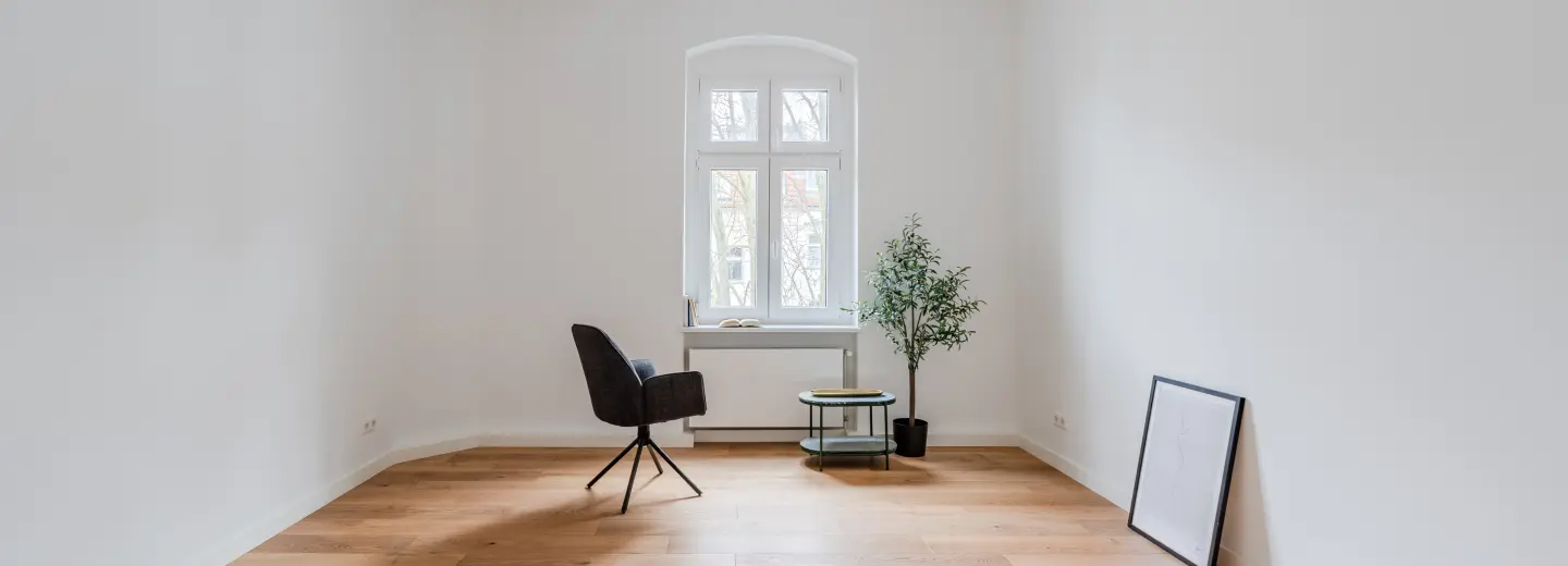Weitläufiger Raum mit Boden in Holzoptik
