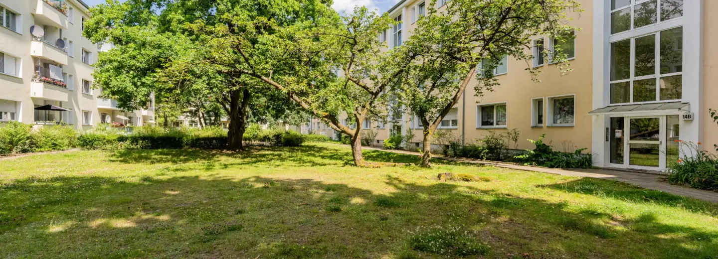 Großzügige Grünanlage im geschützten Innenhof