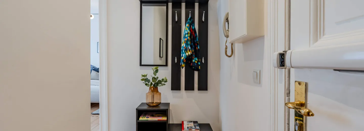 Spacious-Entrance-Hall-Berlin-Moabit-Apartment-19