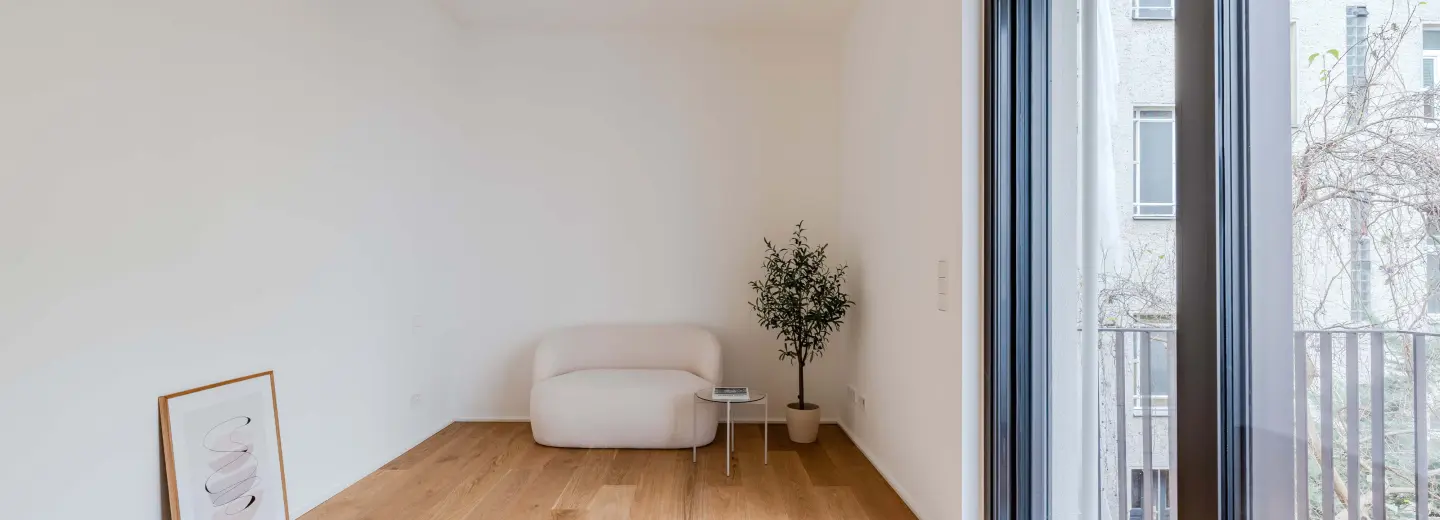 Helles Zimmer mit Balkon