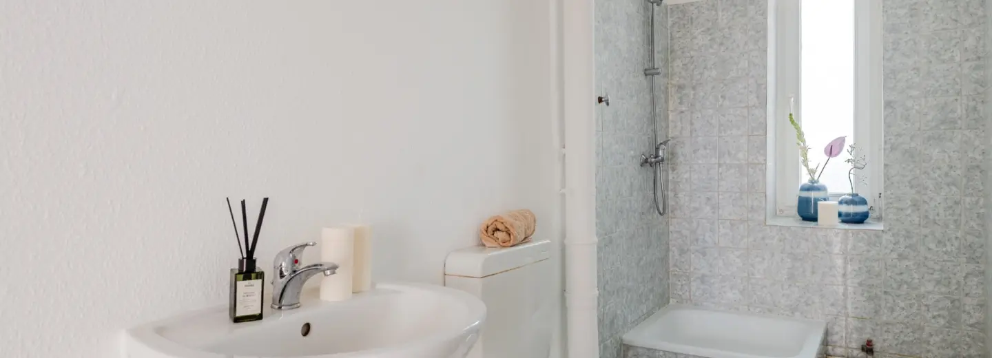 Funktionales Bad mit Tageslicht und Dusche