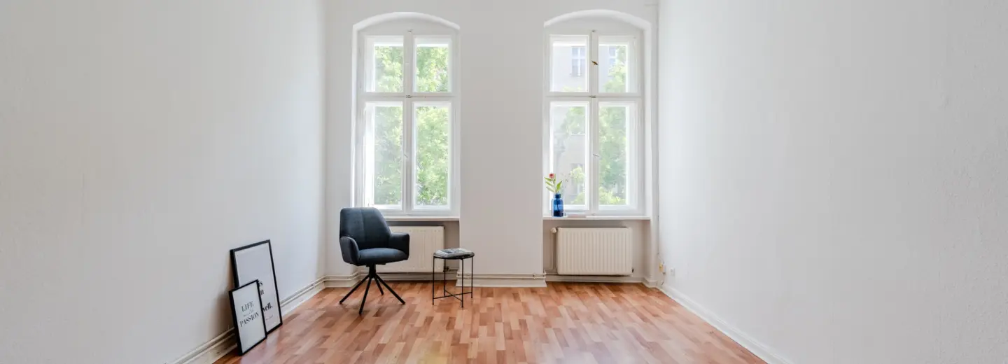 Großzügiger Wohnraum mit klassischem Altbauflair