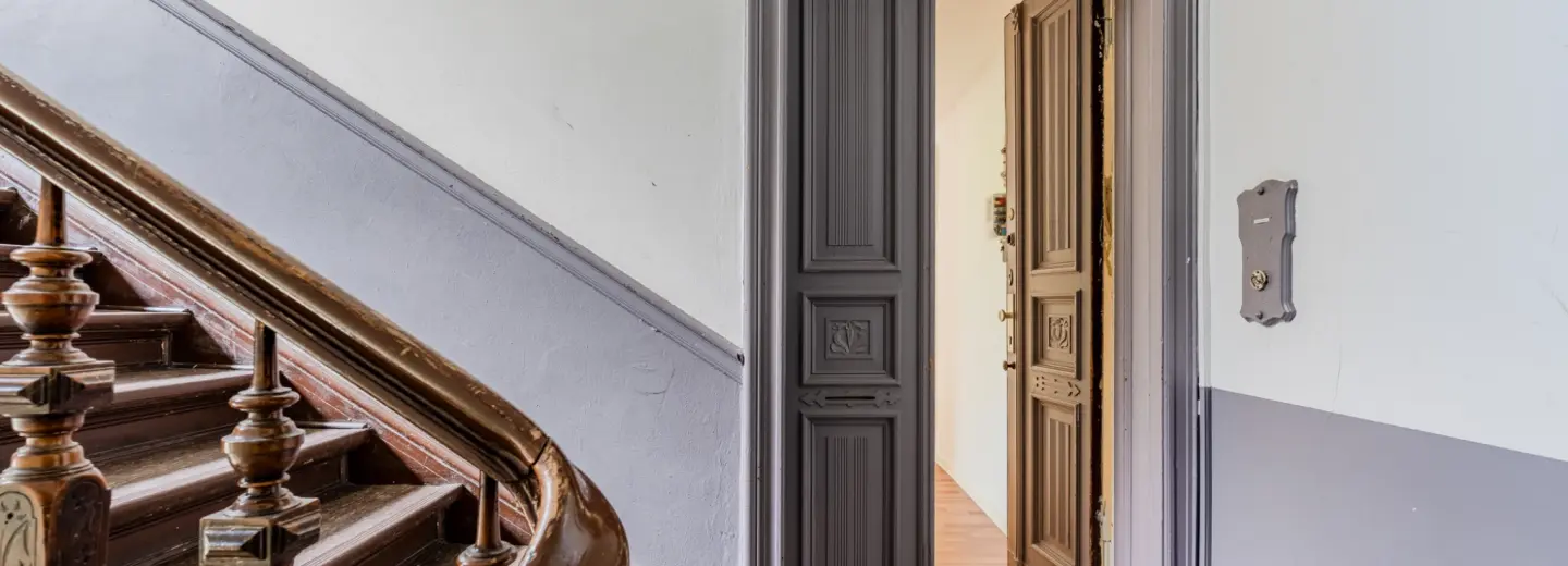 Gepflegtes Altbau-Treppenhaus mit historischem Charme