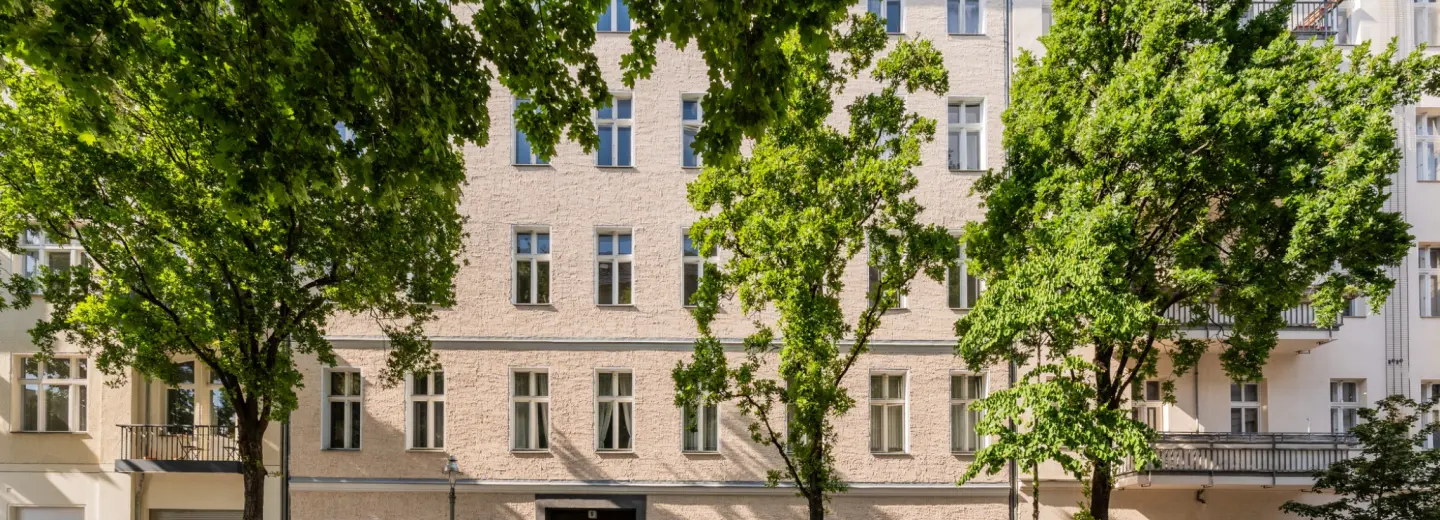 Klassische Altbaufassade in urbaner Nachbarschaft