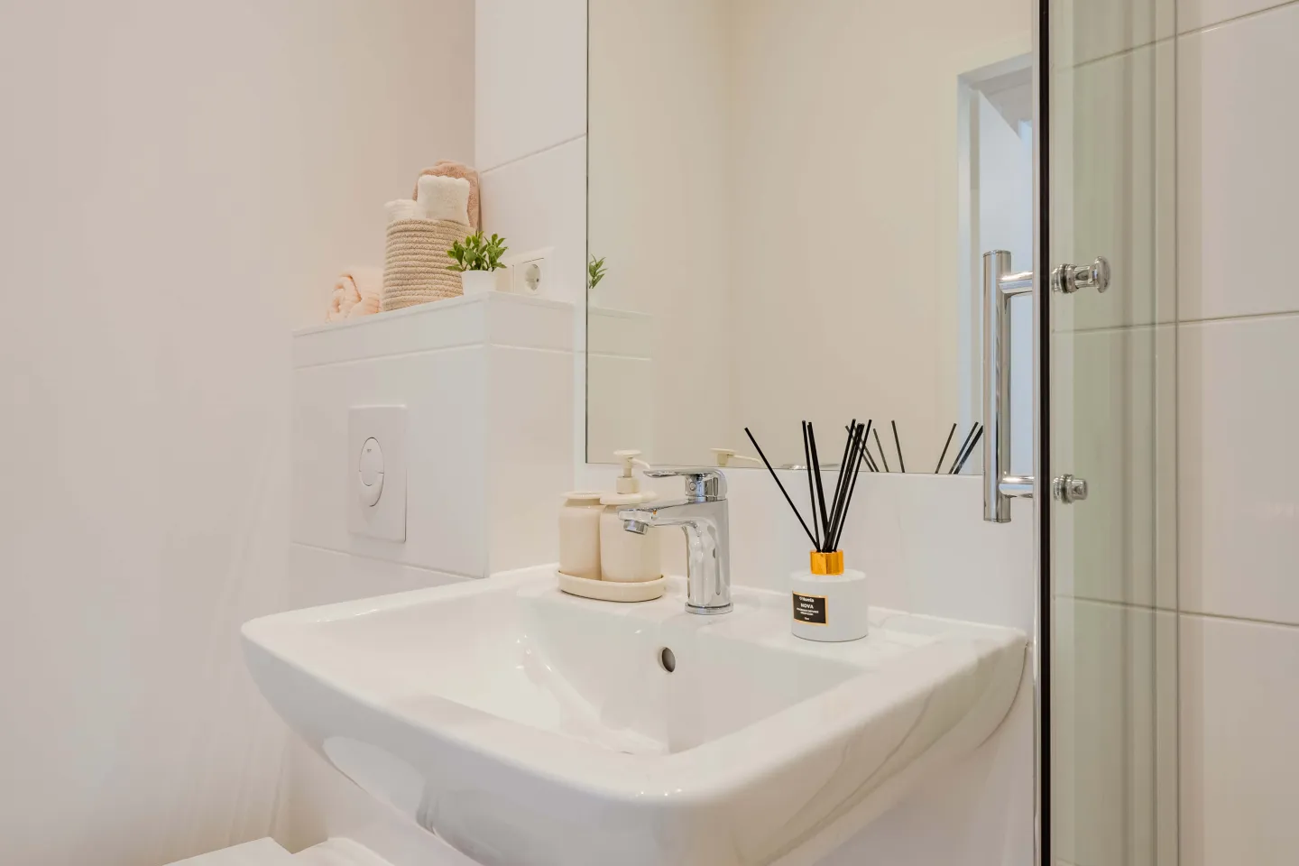 Berlin-Apartment-Bathroom-Design-Apartment-Berlin-16