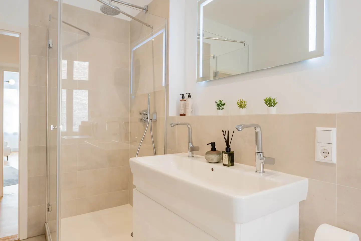 Bright and Clean Bathroom Design_24