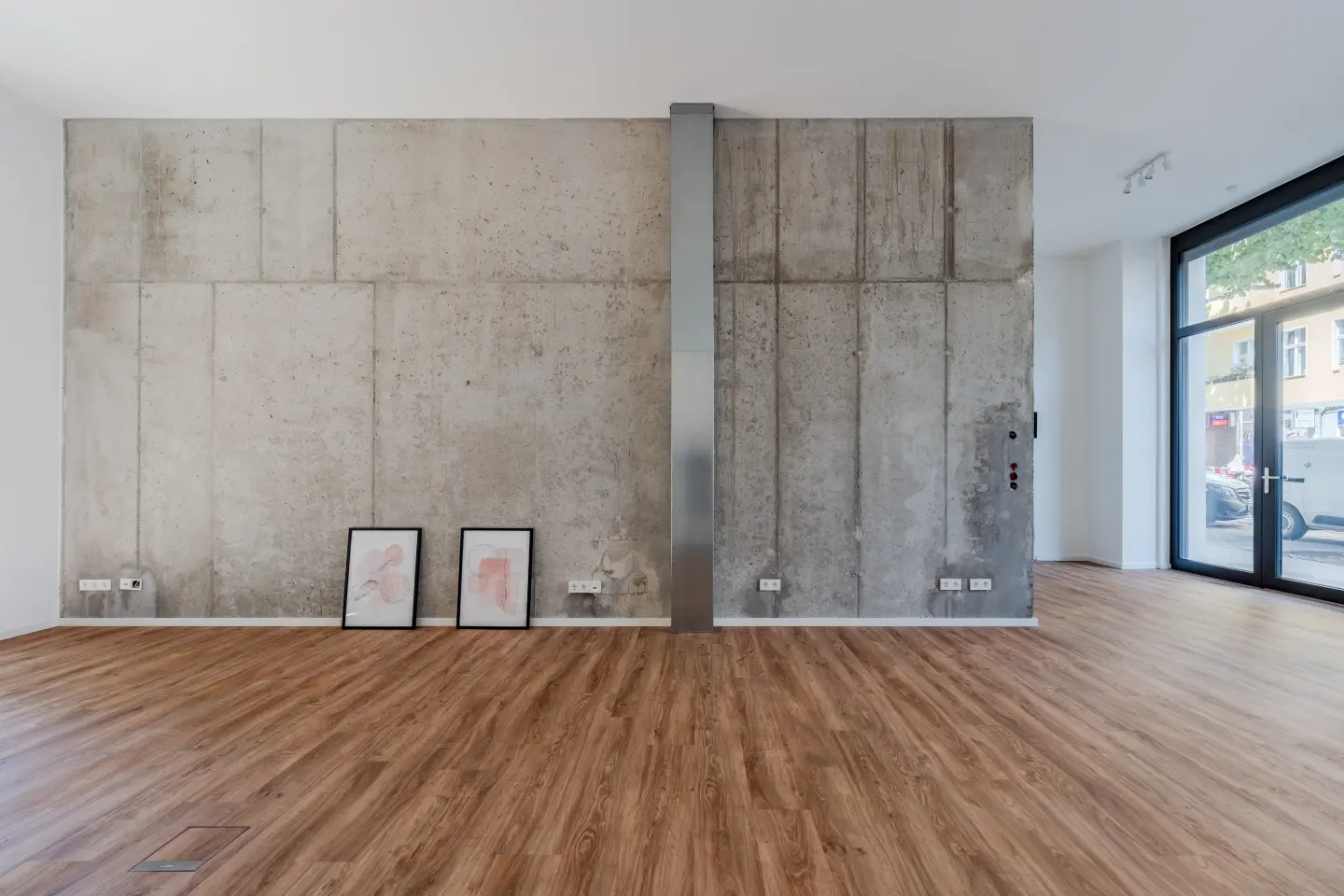 Sichtbetonwand im Verkaufsraum