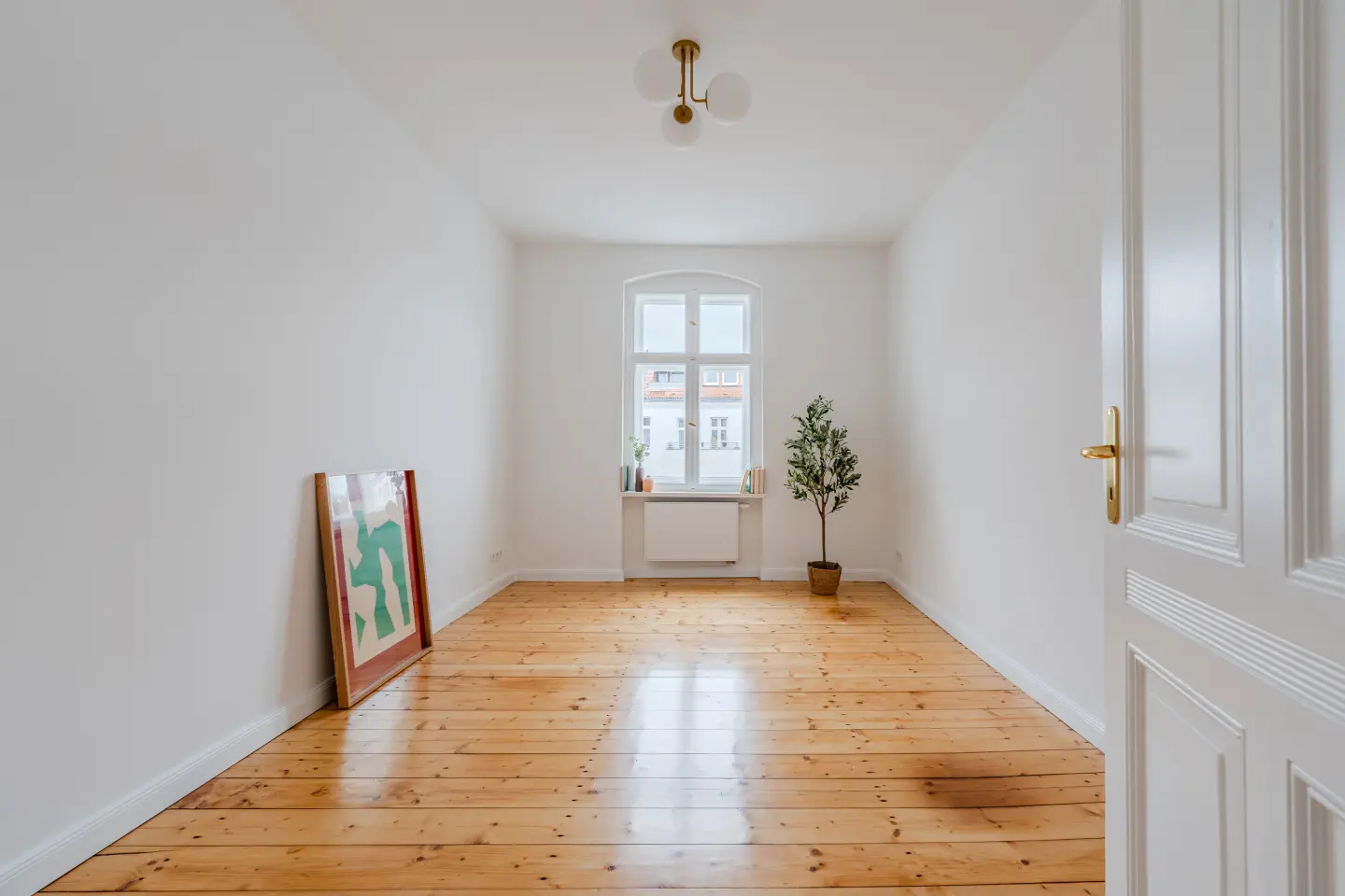 Schlafzimmer mit Dielenboden und Kassettentür