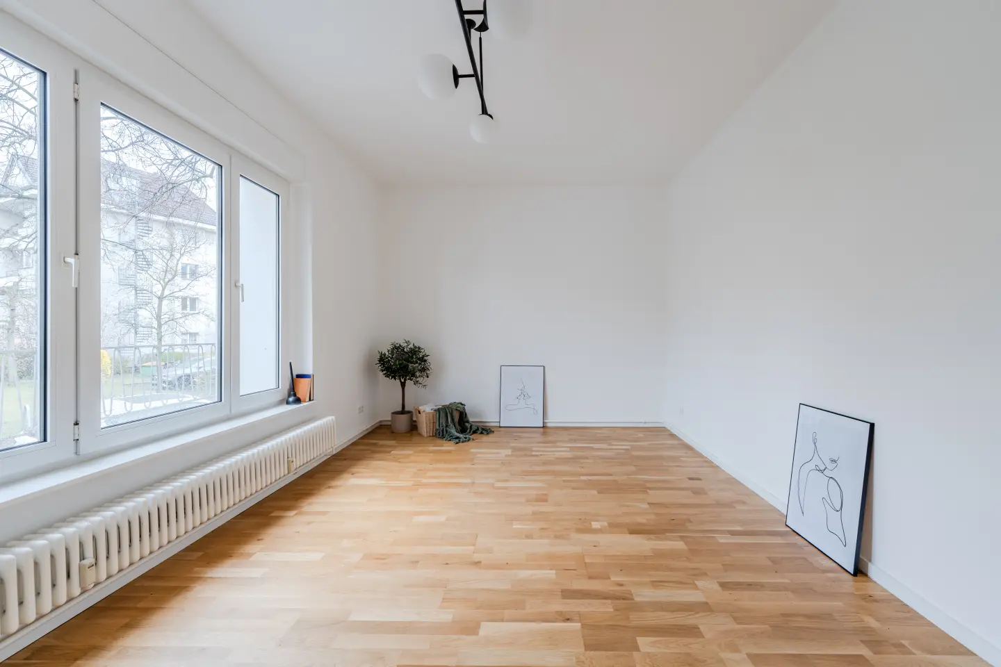 Schlafzimmer mit tiefen Fenstern