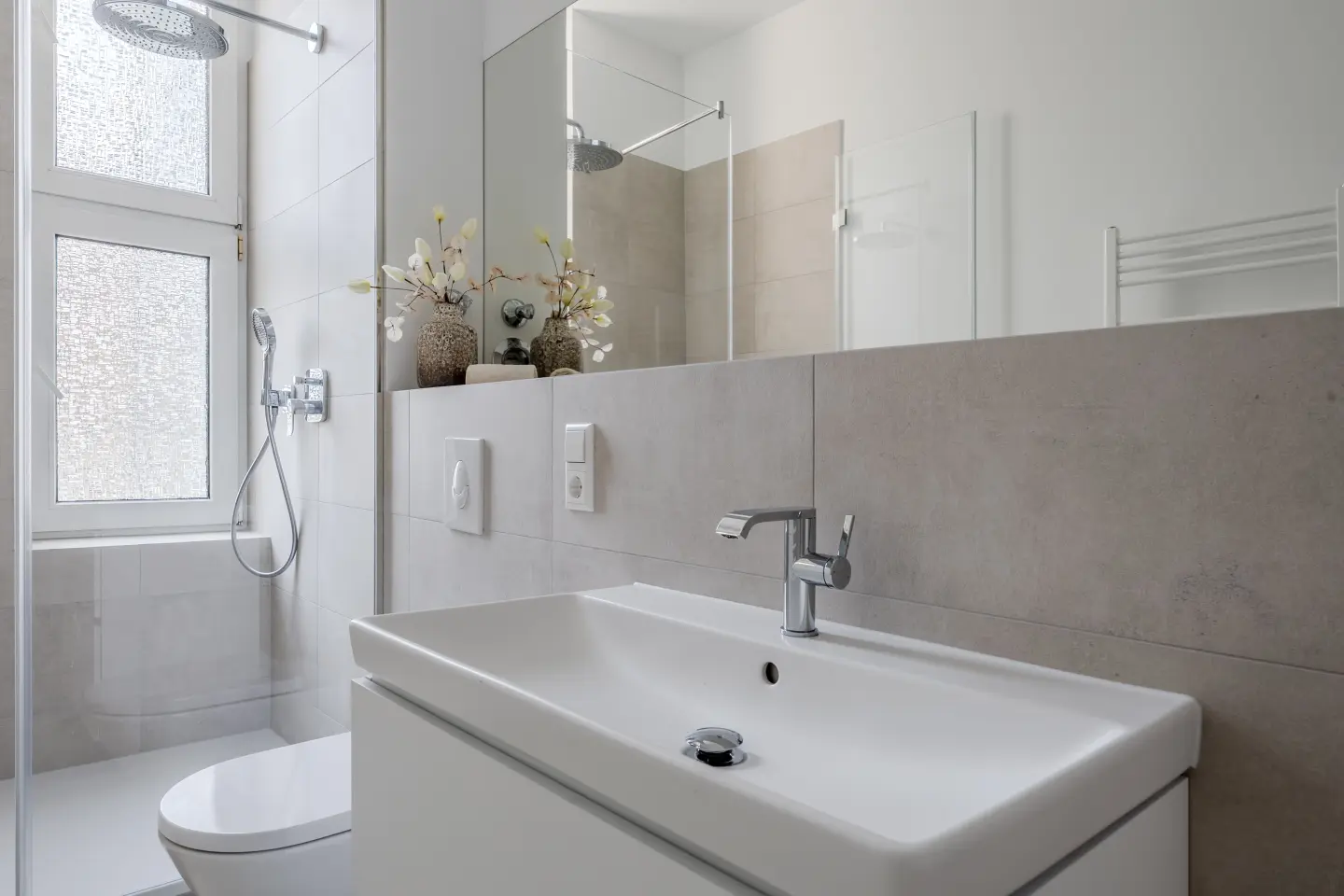 Bad mit Waschtisch, WC und bodengleicher Dusche