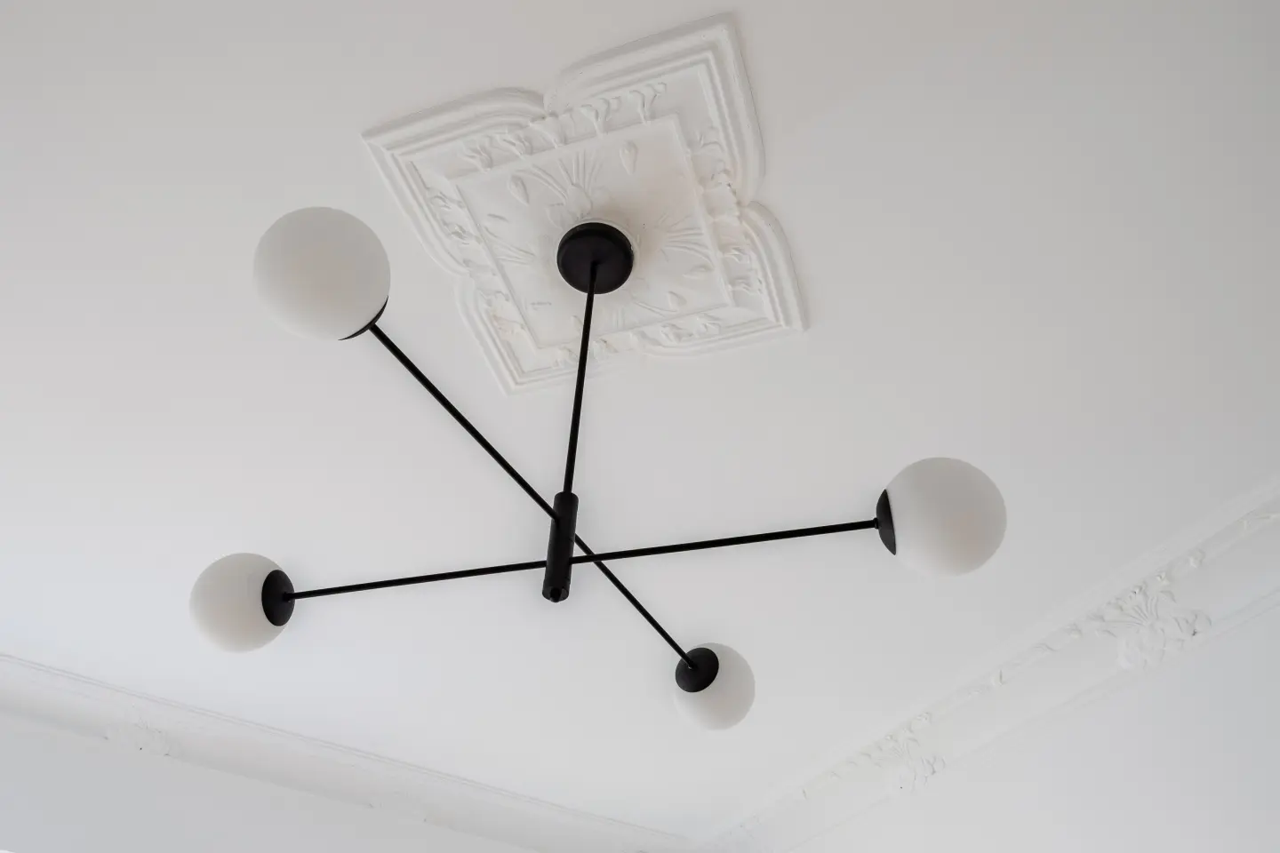 Stuckdetail mit Leuchte an hoher Decke