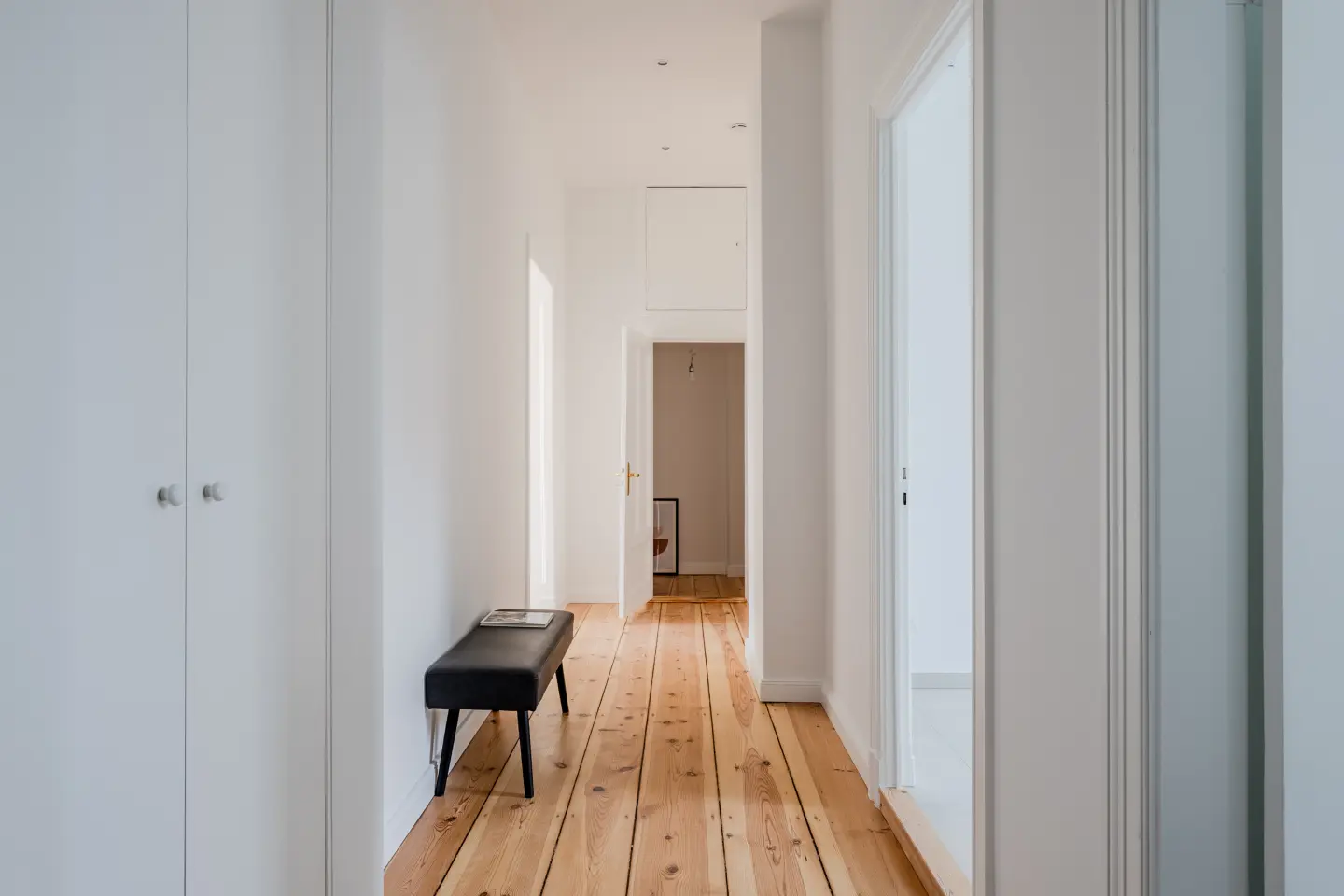 Flur mit Dielenboden und Blick in die Wohnung