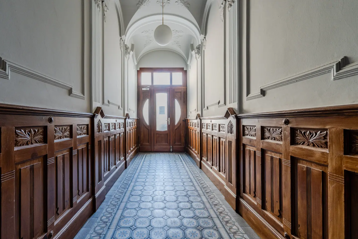 Jugendstil-Hauseingang mit Holzvertäfelung