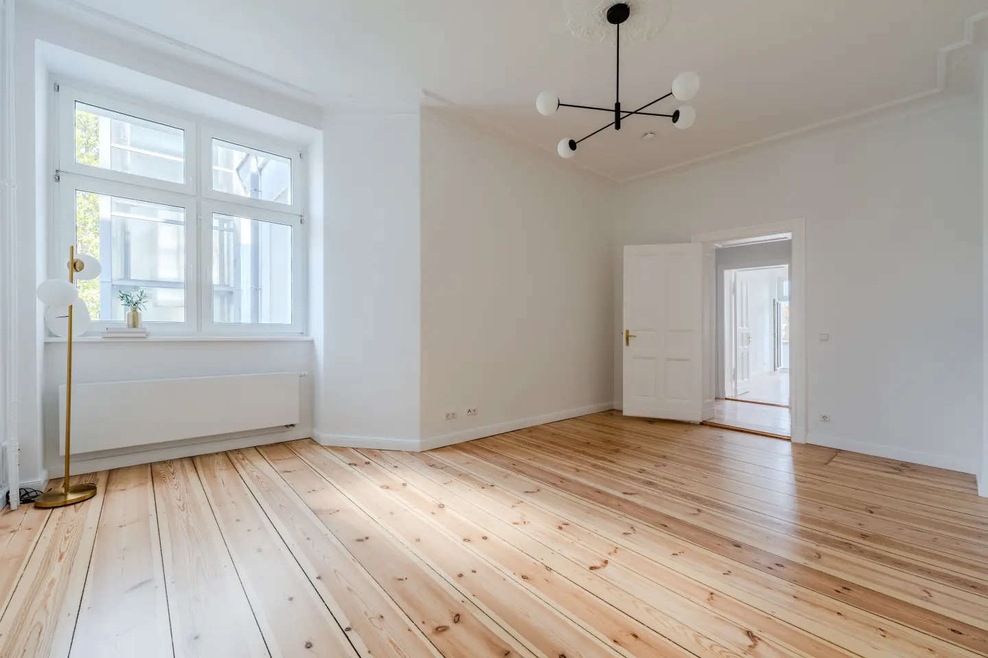 Helles Schlafzimmer mit Stuck und Dielenboden