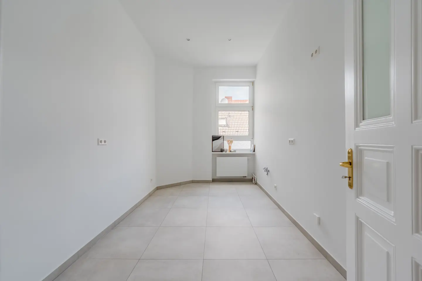 Hochwertige Küche mit Fenster und Einbaugeräten