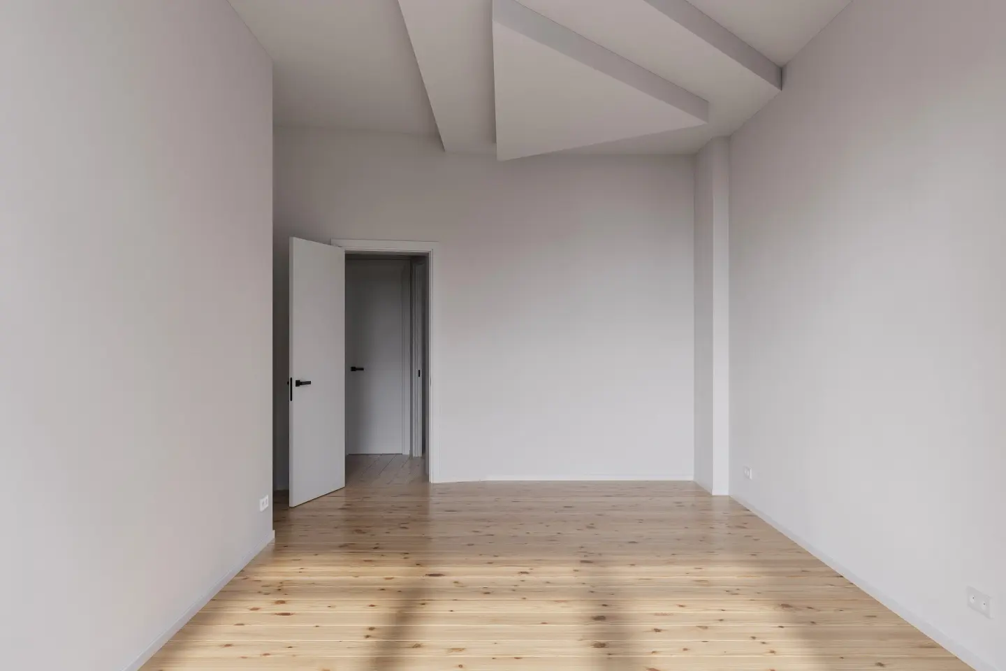 Wohnraum mit Balkontür und großem Fenster