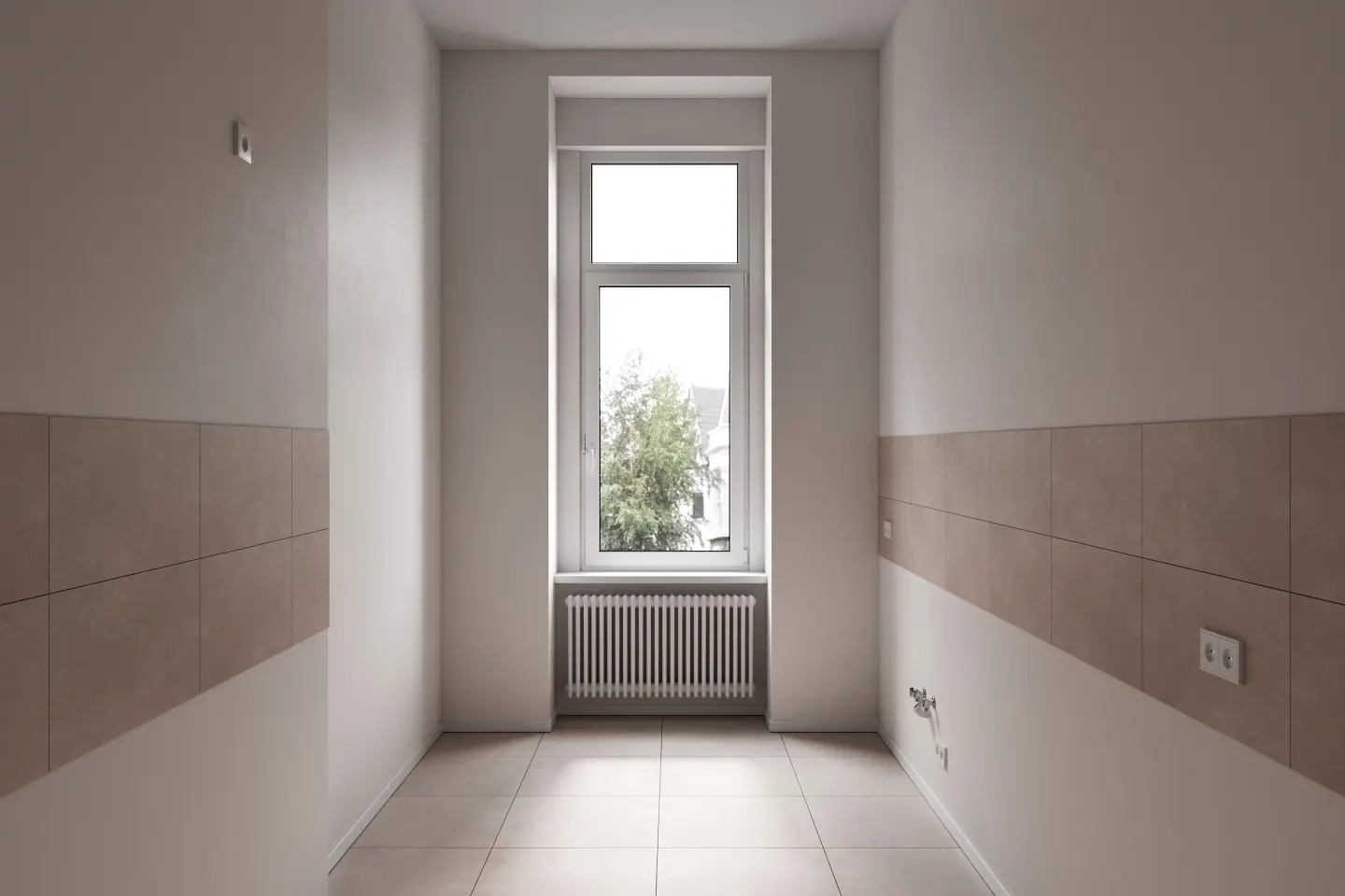Separate Küche mit Fenster und heller Fliese
