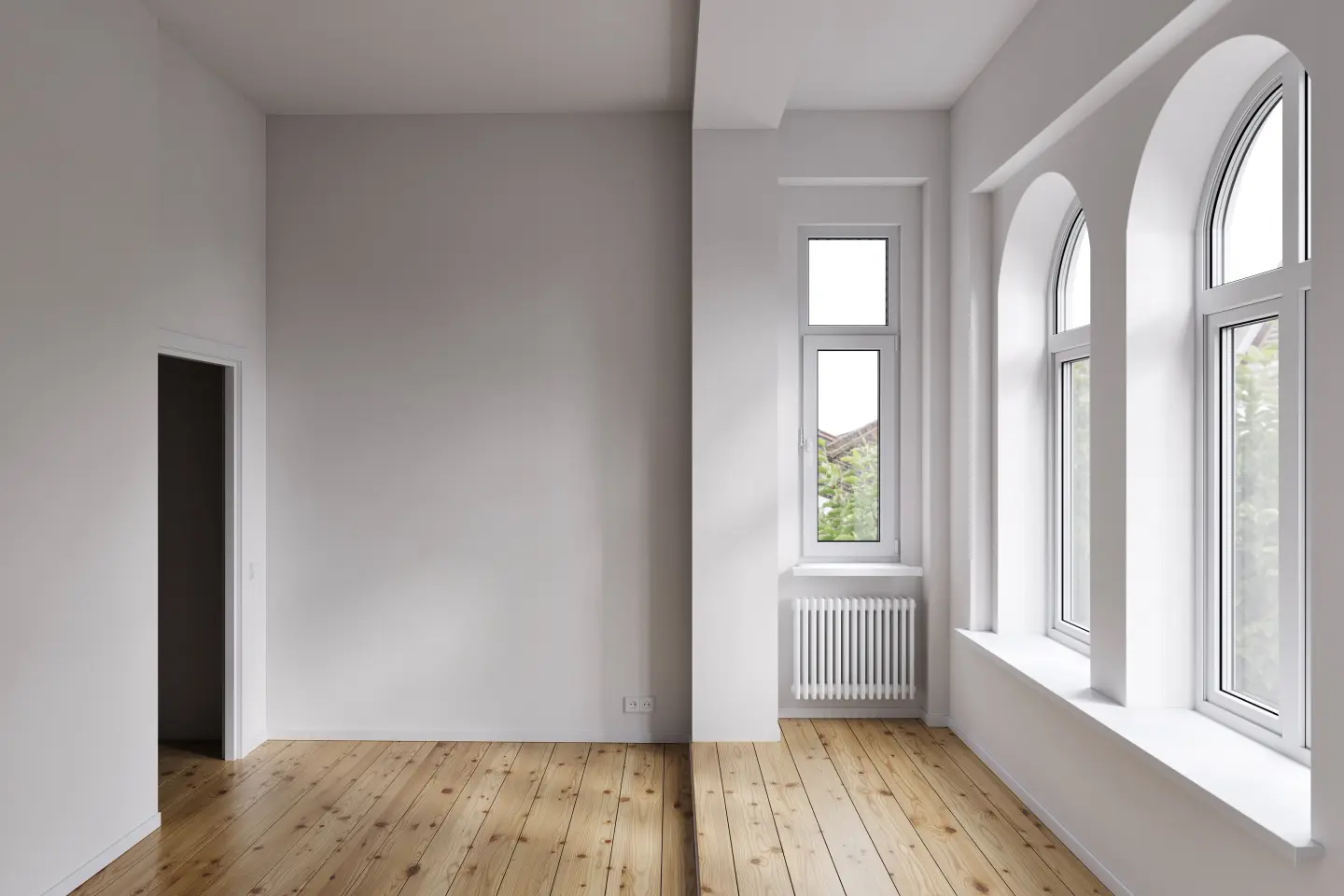 Wohnraum mit Rundbogenfenstern und Dielenboden