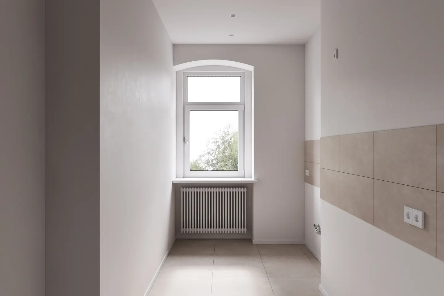 Küche mit Fenster und Fliesenspiegel