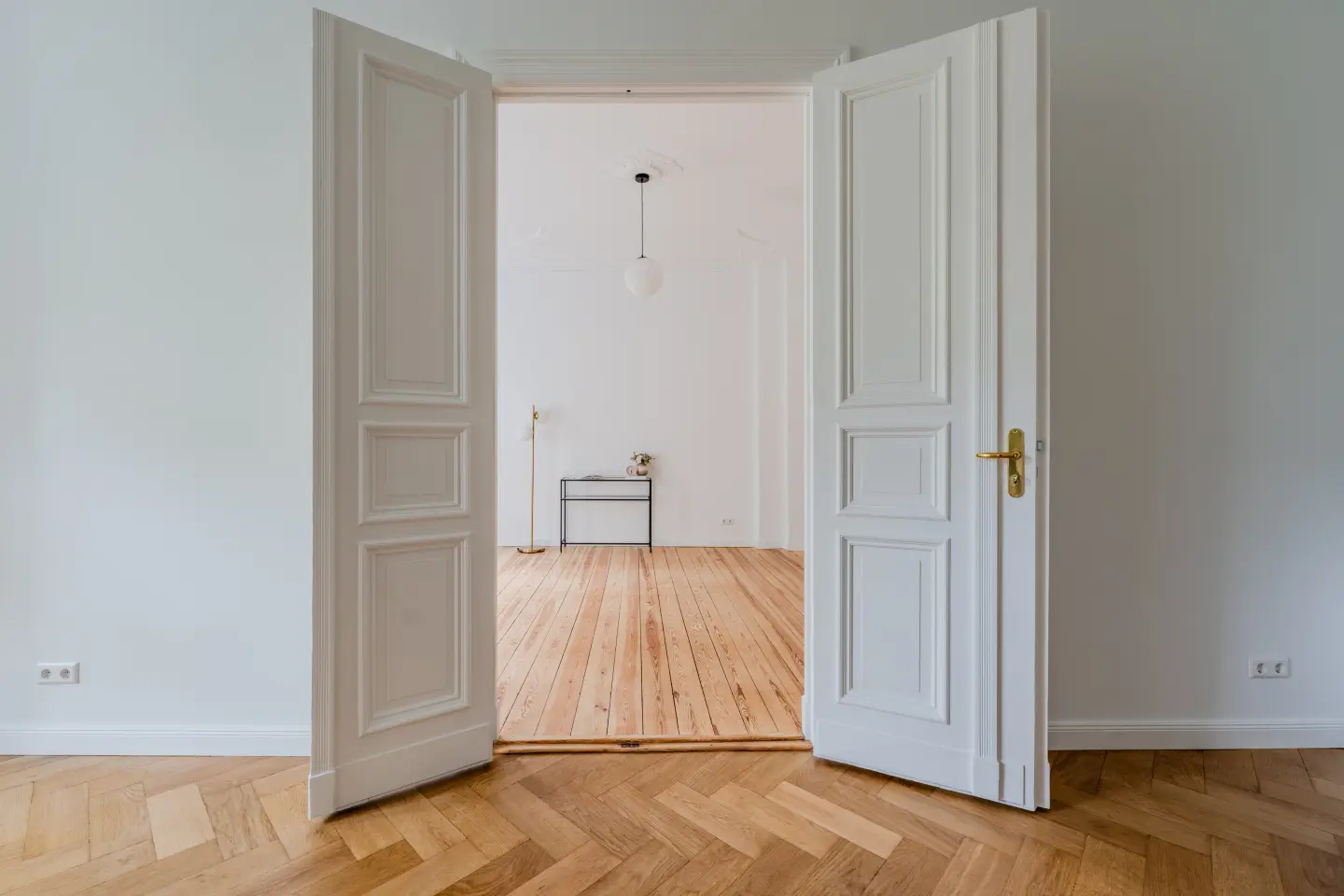 Altbauzimmer mit Flügeltüren 
